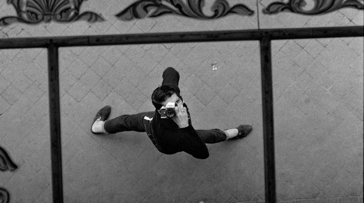 Autorretrato de Luis Baylón cámara en mano