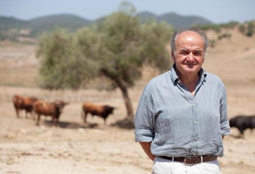 Santiago Domecq Bohórquez, con los toros de este año al fondo