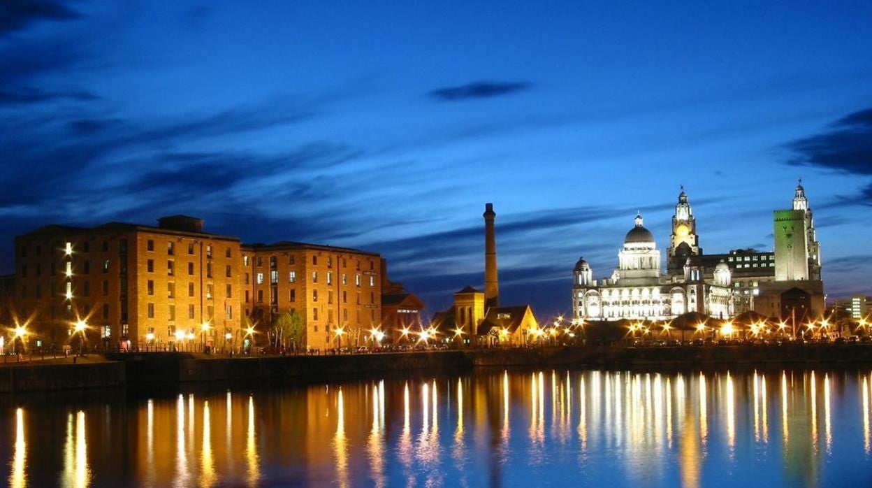 Una imagen nocturna del puerto de Liverpool