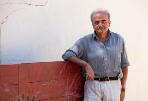 El ganadero, junto a un burladero en la placita de tientas