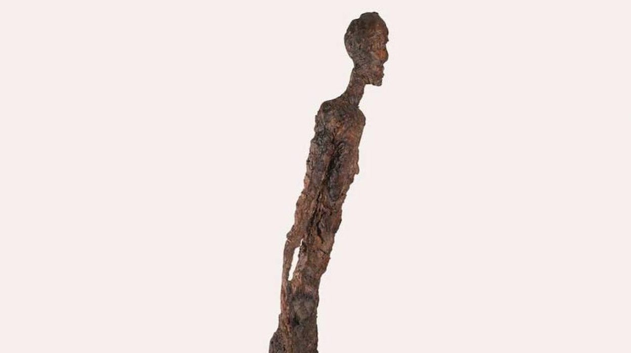 La escultura de Giacometti ha sido descrita como «una imagen humilde de un hombre ordinario o como un potente símbolo de humanidad»