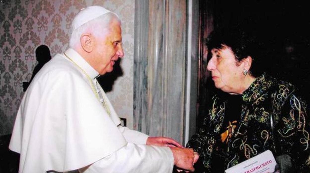 Carmen Hernández con Benedicto XVI
