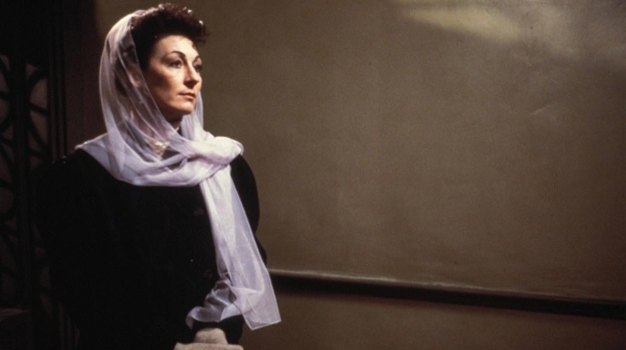 Anjelica Huston, en una secuencia de «Los muertos», dirigida por su padre, John Huston