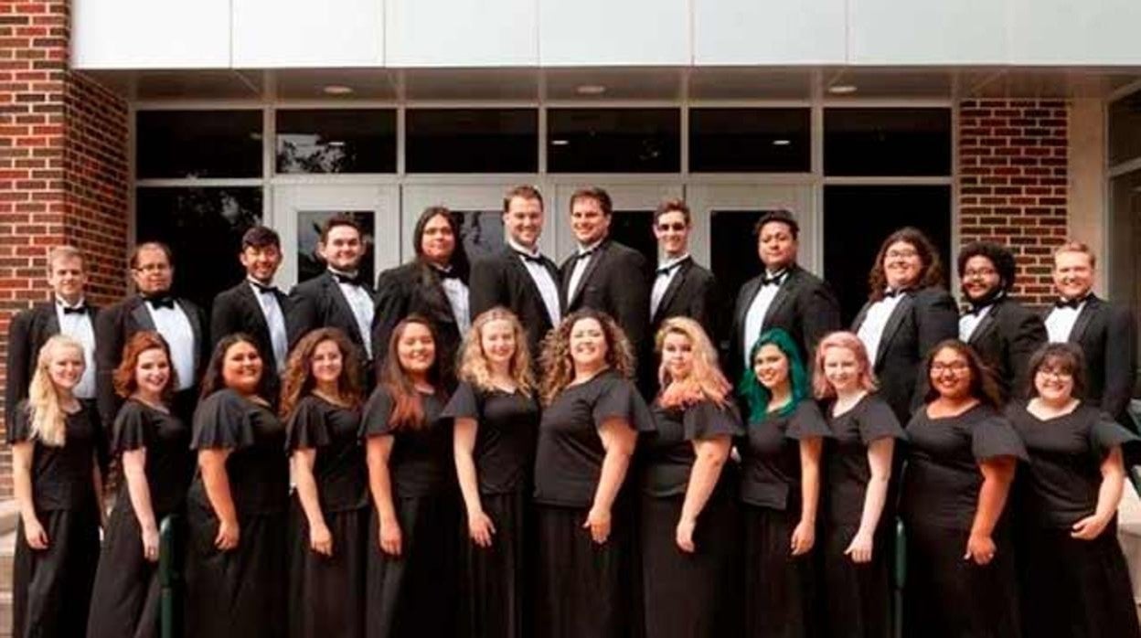 Foto de familia del coro que actuará esta noche en el Hospital de la Caridad de Sevilla