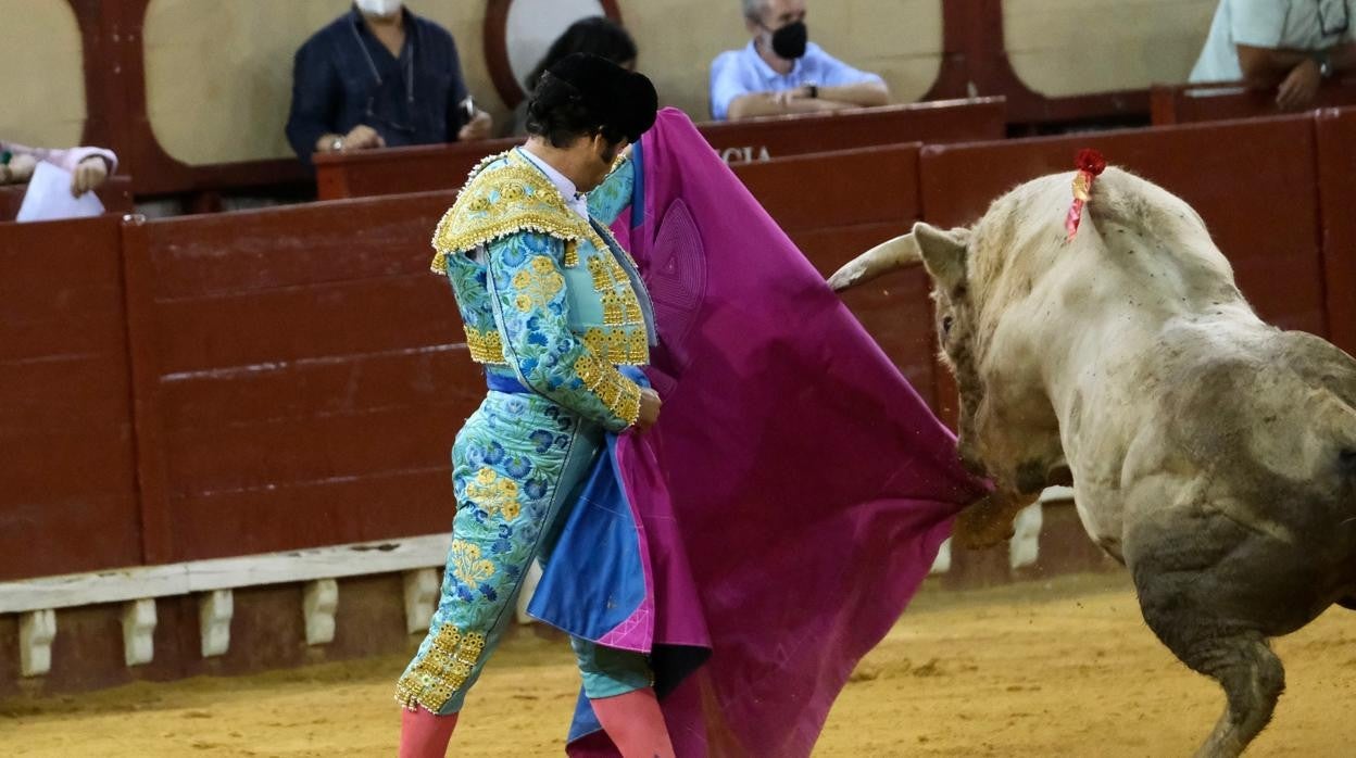El jabonero echa las manos por delante en el capote de Morante de la Puebla