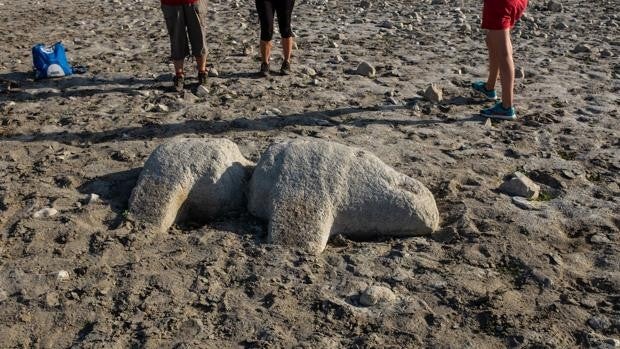 Sale a flote más patrimonio sumergido en el embalse de Valdecañas: desde verracos vetones a un antiguo convento