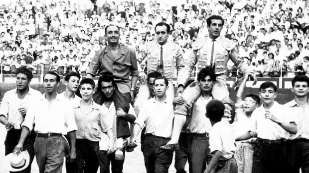 Cuando Antonio Ordóñez se entretuvo en cortar once orejas, tres rabos y una pata en la Malagueta