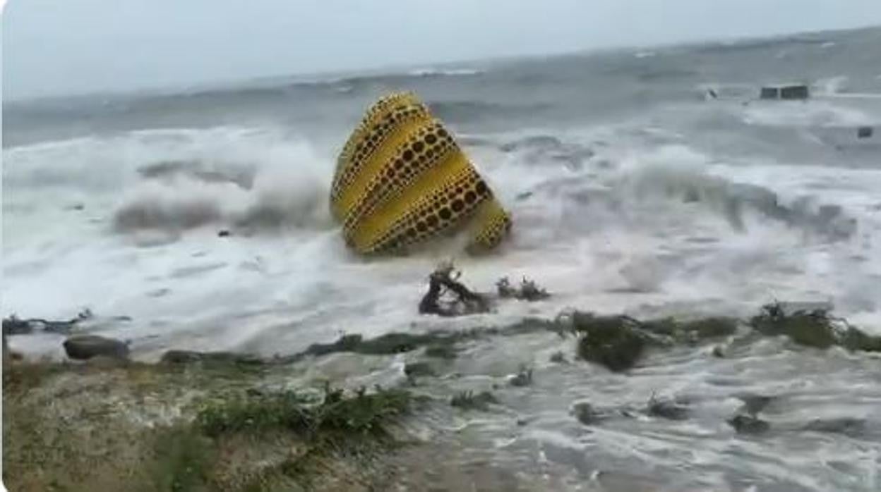 La obra de Yayoi Kusama fue arrastrada al mar en Naoshima por el temporal