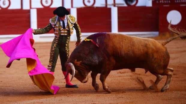 El Juli obra el milagro en la corrida que no quería embestir