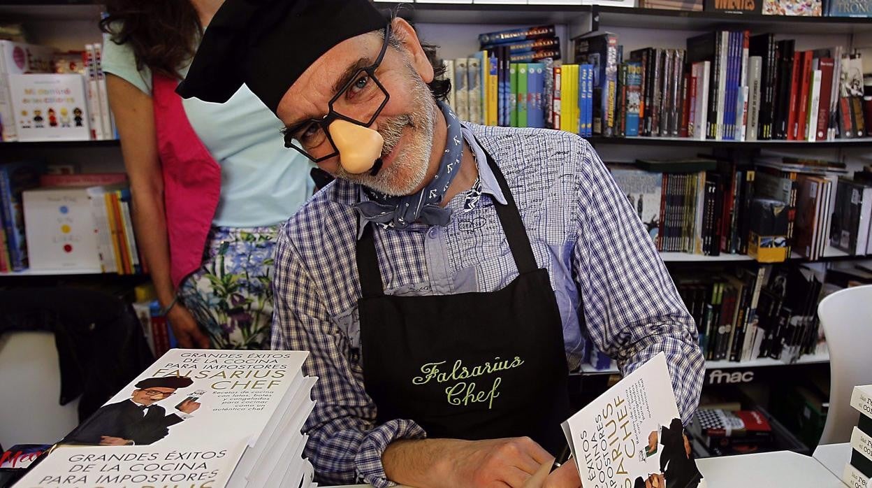 Nacho Moreno, firmando libros en 2012, caracterizado como el chef Falsarius