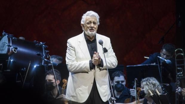 Plácido Domingo y Marta Sánchez hacen historia cantando a dúo el himno de España en Marbella