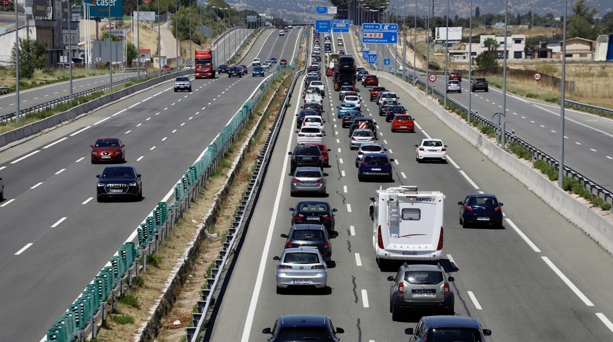 Caravana de coches saliendo de Madrid este verano