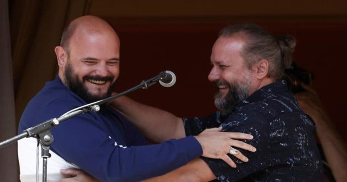 Niño de Elche y Raúl Cantizano, en el balcón del Ayuntamiento de Pamplona