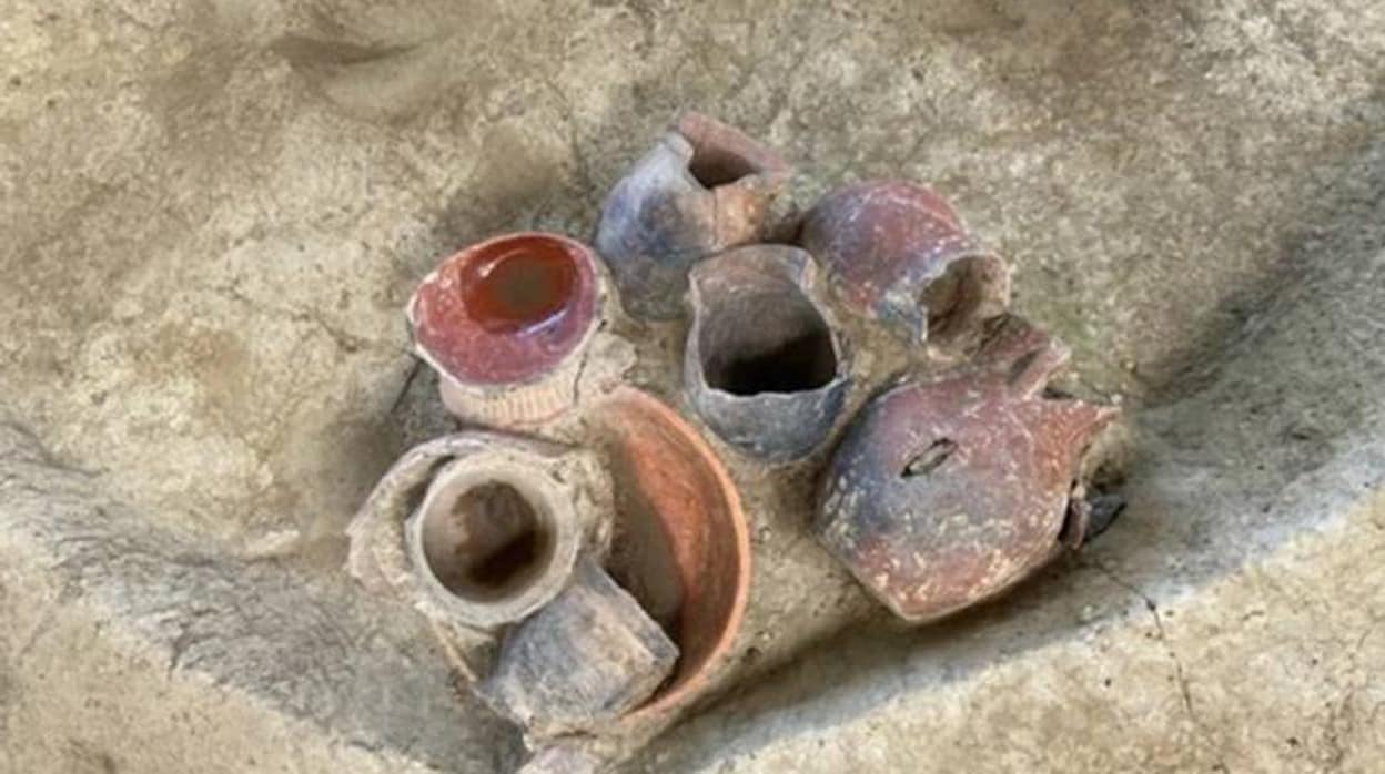 Vasijas de cerámica para servir bebidas y alimentos halladas en un túmulo de Qiaotou, al sur de China
