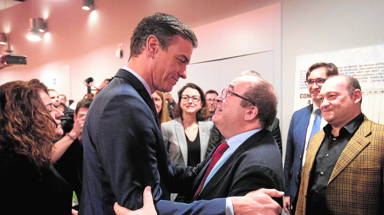 Sánchez, junto al ministro de Cultura, Miquel Iceta