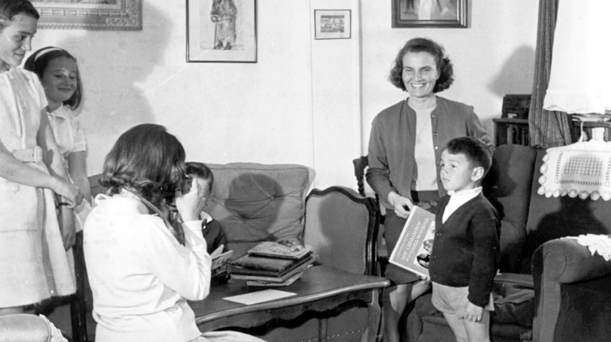 Carmen Laforet con sus hijos