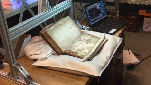 Descubren en un pergamino medieval una antigua versión de la leyenda del Rey Arturo