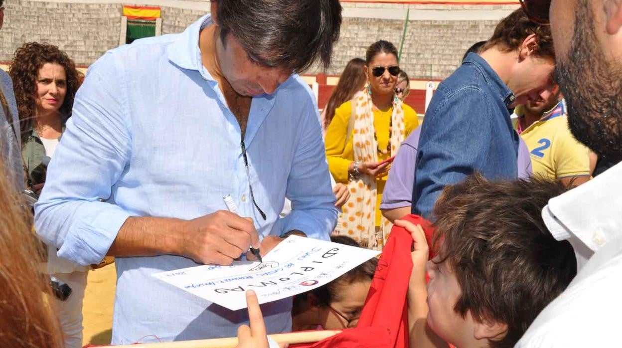 Miguel Ángel Perera dona a la Fundación Víctor Barrio sus honorarios del 2 de mayo en Madrid