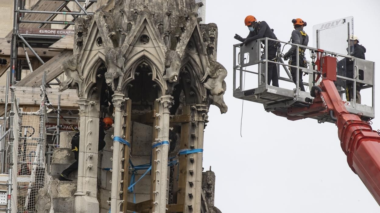 Un grupo de operarios trabaja en las alturas de Notre Dame para su reconstrucción