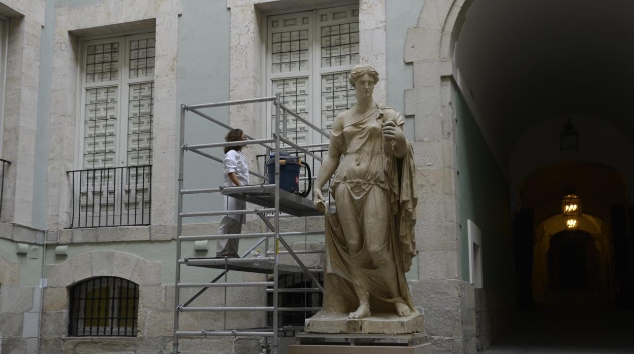 Trabajos de restauración de la Flora Farnese, en septiembre de 2018