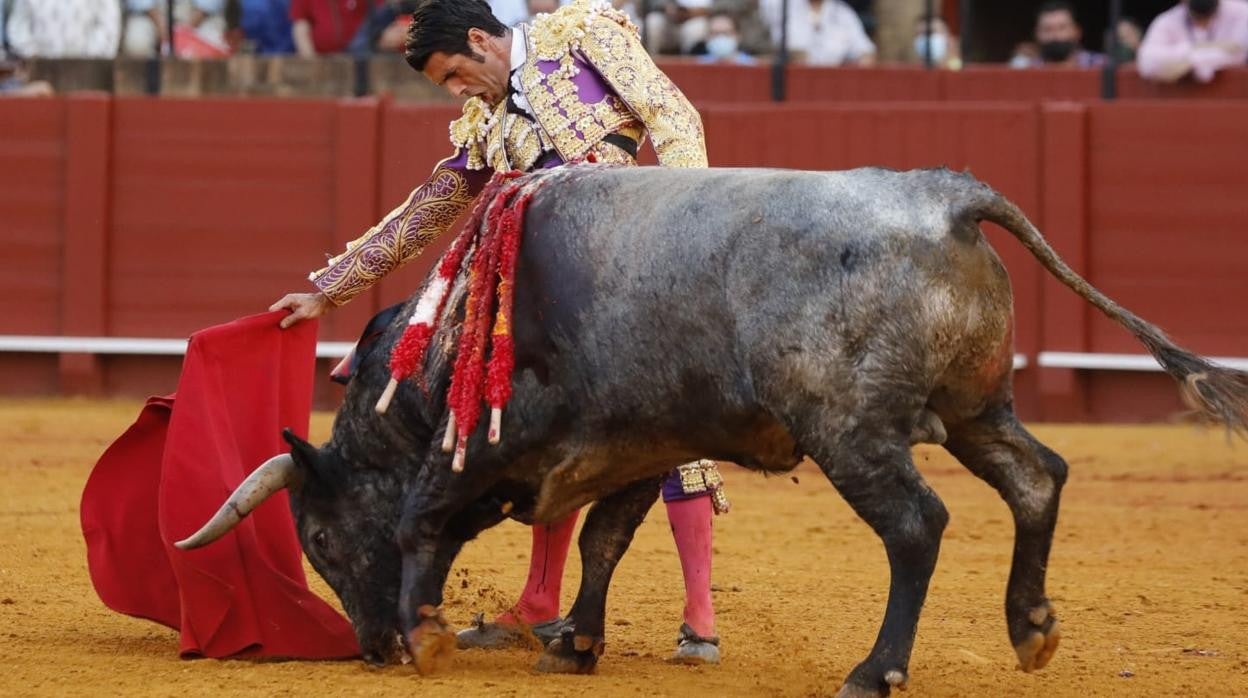 Emilio de Justo en un natural con la mano diestra al segundo de su lote