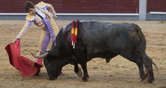 El victorino, con el hocico por la arena, en la muleta de Lamelas