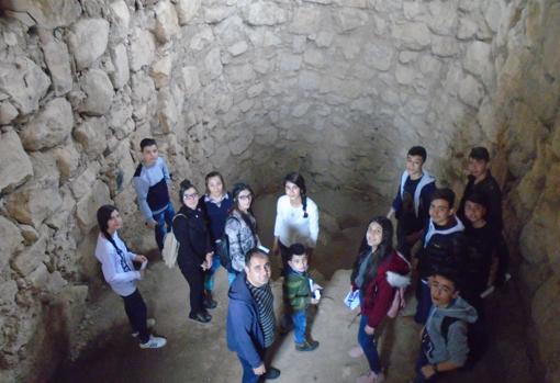 Un grupo de visitantes en la fosa nigromántica de Urkesh