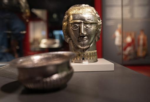 Piezas del ajuar funerario de la tumba principesca geta de Peretu