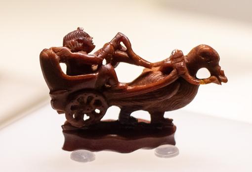 Estatuilla del dios Eros en un carro tirado de un ave