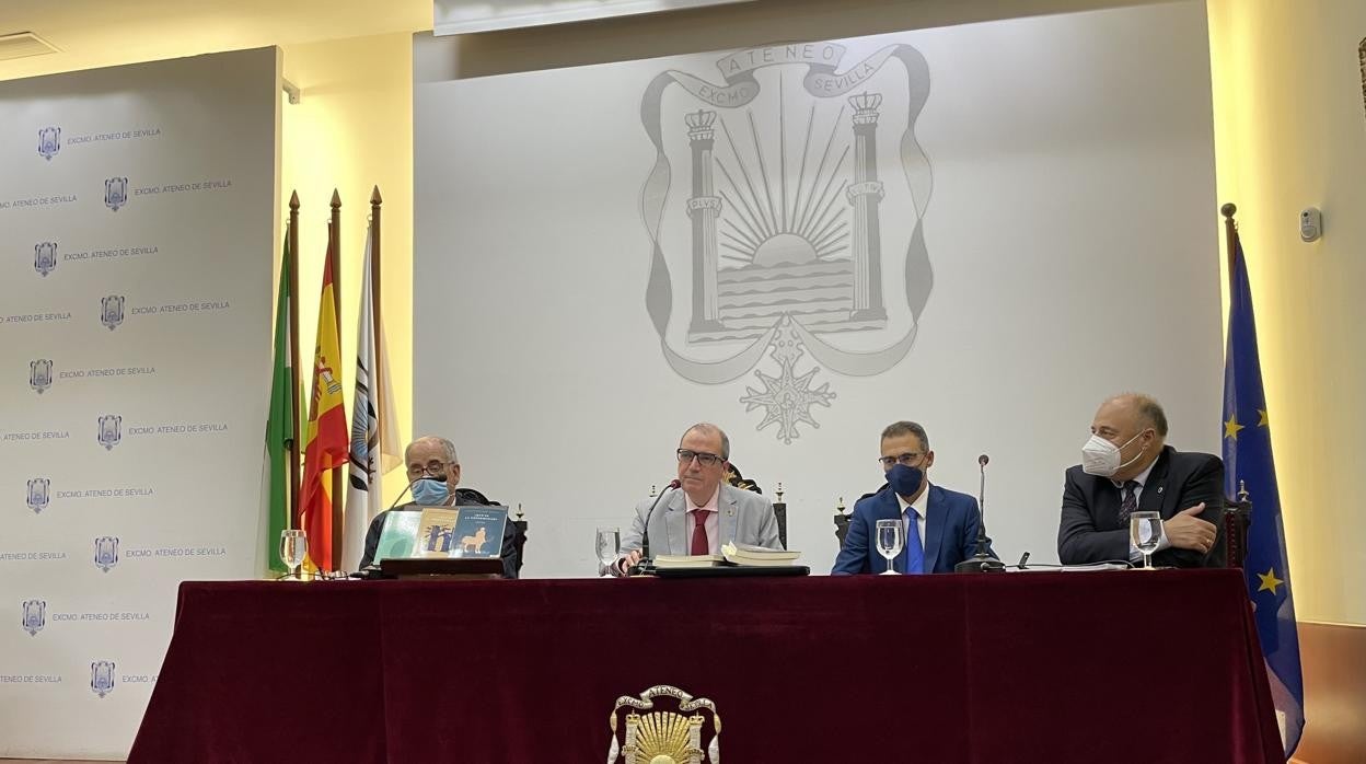 Juan Arana, Salvador Anaya y Francisco Rodríguez Valls, durante la presentación de Editorial Senderos en el Ateneo de Sevilla