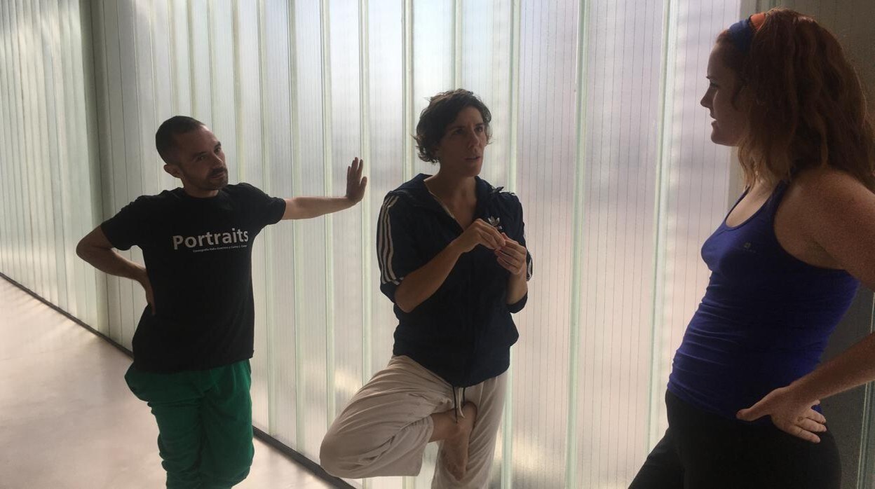 Natalia Jiménez conversando con dos participantes del taller en el Cartuja Center Cite
