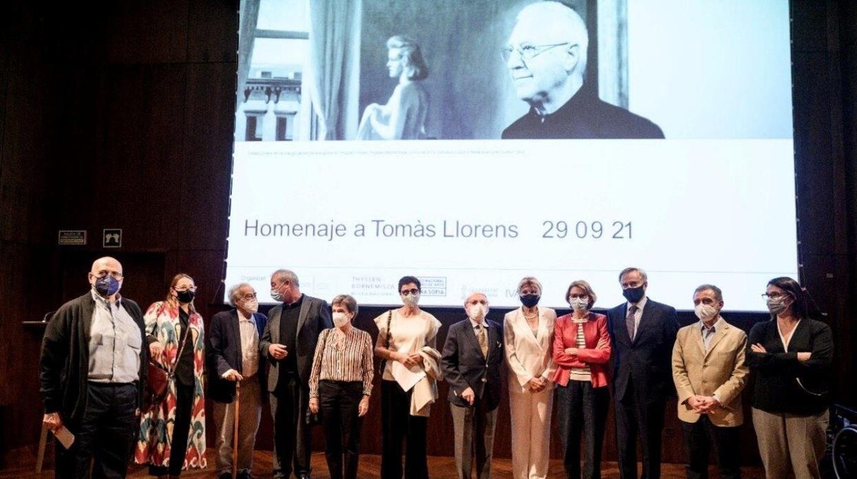 Foto de familia de los asistentes al homenaje a Llorens en el Museo Thyssen el pasado miércoles