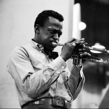 Miles Davis, con 33 años, durante la grabación de 'Kind of Blue' en 1959