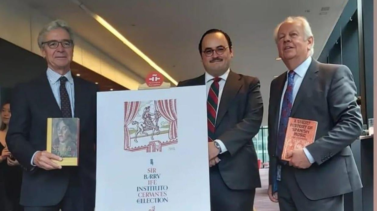 El embajador de España en Reino Unido, José Pascual Marco; el director del Instituto Cervantes de Londres, Ignacio Peyró; y el hispanista Sir Barry