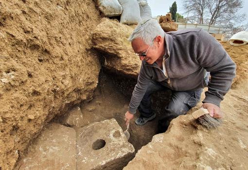 El arqueólogo israelí Yaakov Billig junto al cubículo de aseo privado de 2700 años de antigüedad
