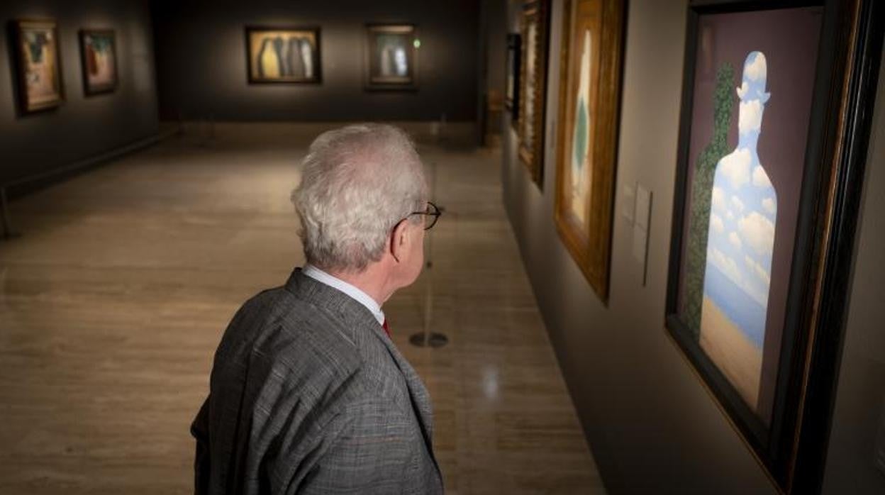 El escritor irlandés John Banville visita la exposición de Magritte en el Museo Thyssen
