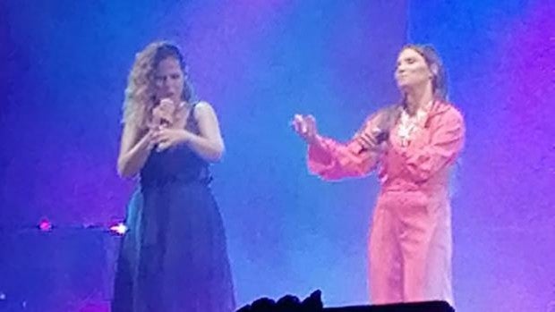 En vídeo: El homenaje a Sevilla de India Martínez y Pastora Soler en la Plaza de España