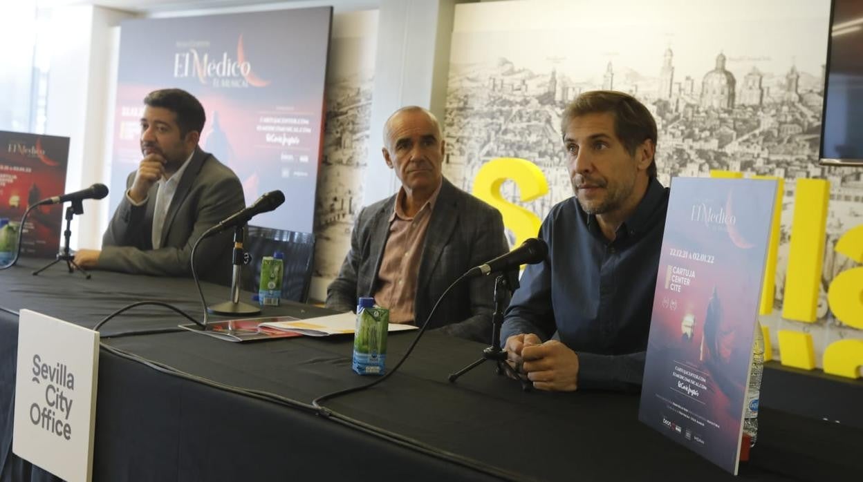 Antonio Muñoz, en el centro, este miércoles junto a Iván Macías y Dario Regattieri