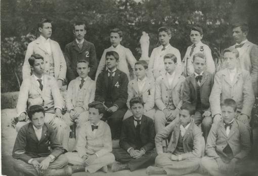Fotografía, donde figuran, entre otros, Juan Ramón Jiménez (1), Pedro Muñoz Seca (2) y Fernando Villalón Daoiz (3), todos estudiantes de bachillerato en el colegio de San Luis Gonzaga, del Puerto de Santa María