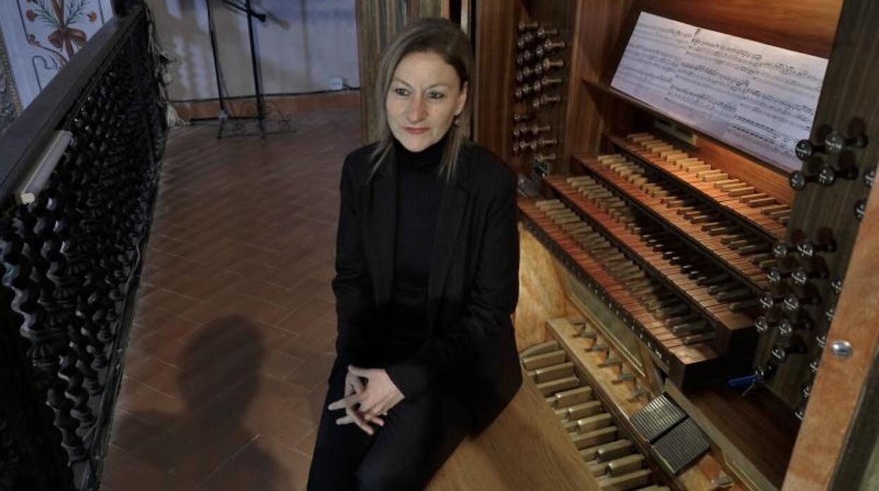 Susana García Lastra junto al teclado del órgano Grenzing de la iglesia de los Venerables