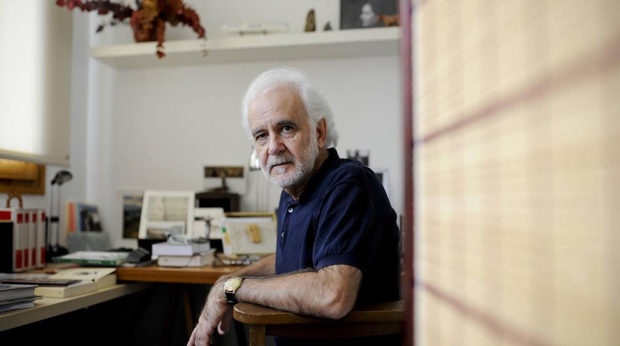 El escritor Ramón Andrés, premio Nacional de Ensayo 2021, fotografiado en su casa de Barcelona