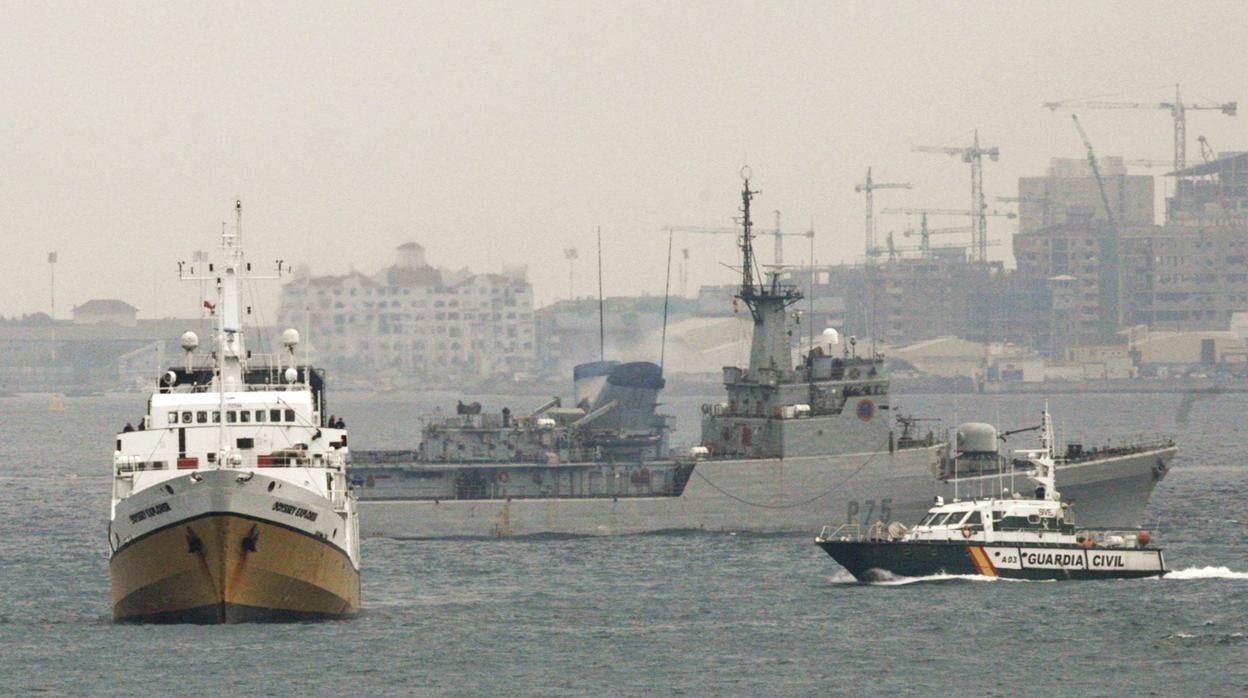 El Odyssey Explorer, en la Bahía de Algeciras, entre los buques de la Armada y la Guardia Civil