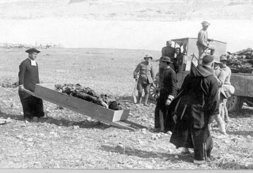 Un grupo de soldados y un sacerdote colaboran en la recogida de cadáveres, el 22 de julio de 1921