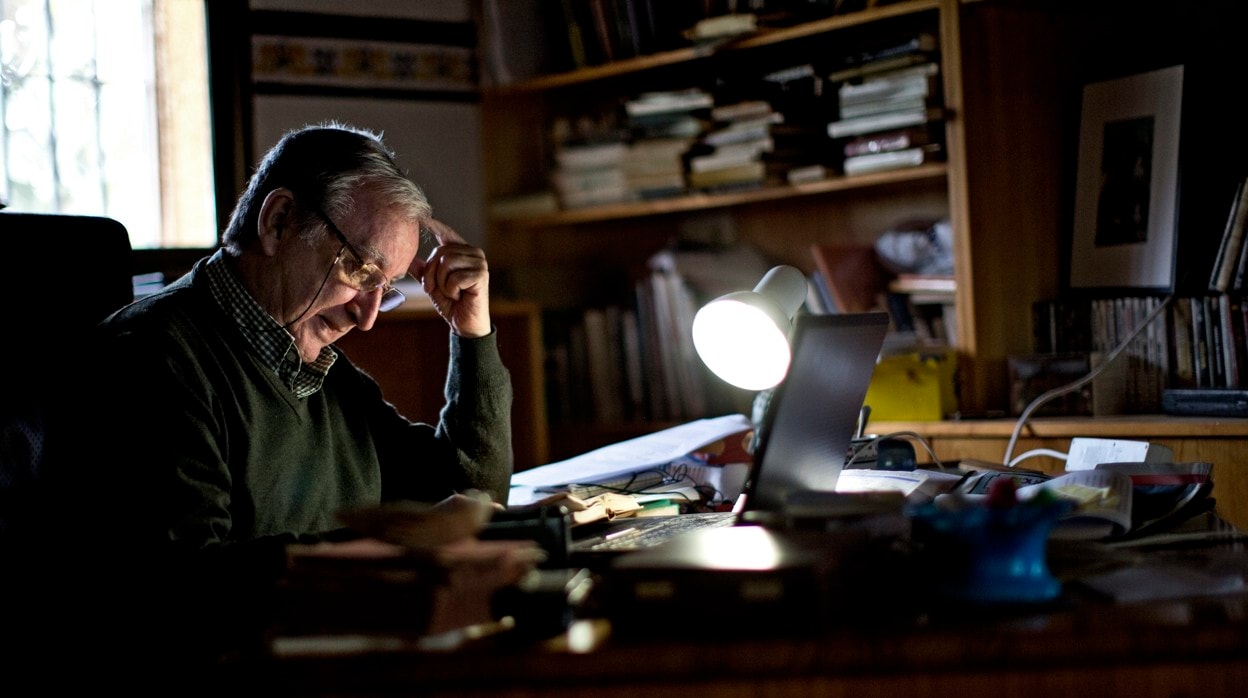 Rafael Chirbes, fotografiado en 2013 en su despacho