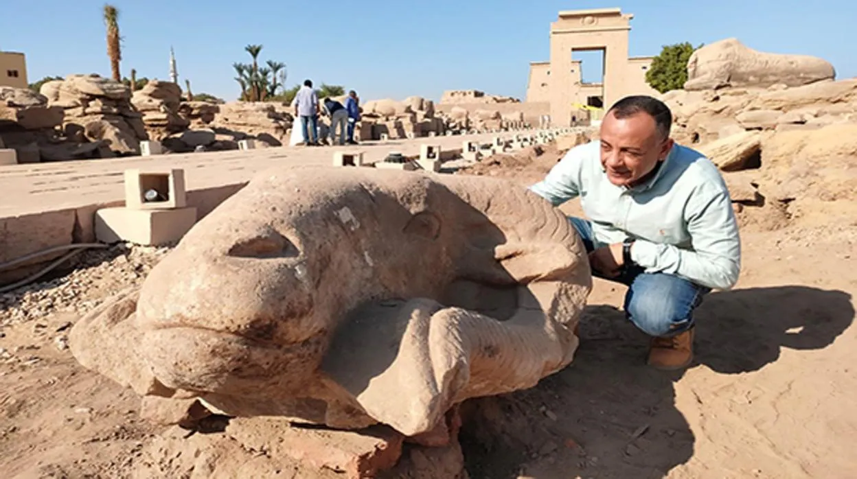 Mustafa Waziri, secretario general del Consejo Supremo de Antigüedades, junto a una de las cabezas de carnero encontradas
