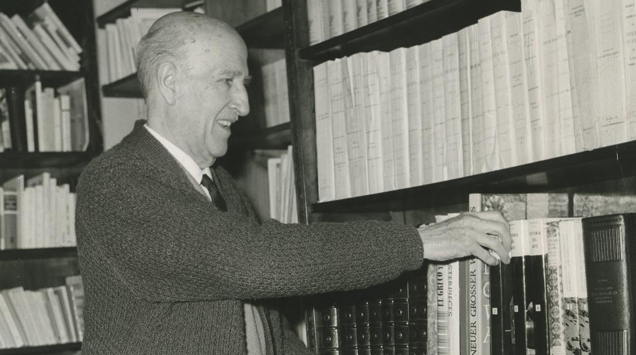 Vicente Aleixandre, retratado en su biblioteca