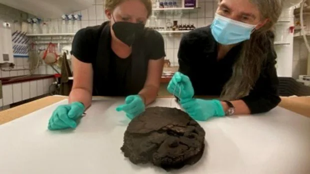 Encuentran un pastel casi intacto bajo los escombros de un ataque aéreo en la Segunda Guerra Mundial