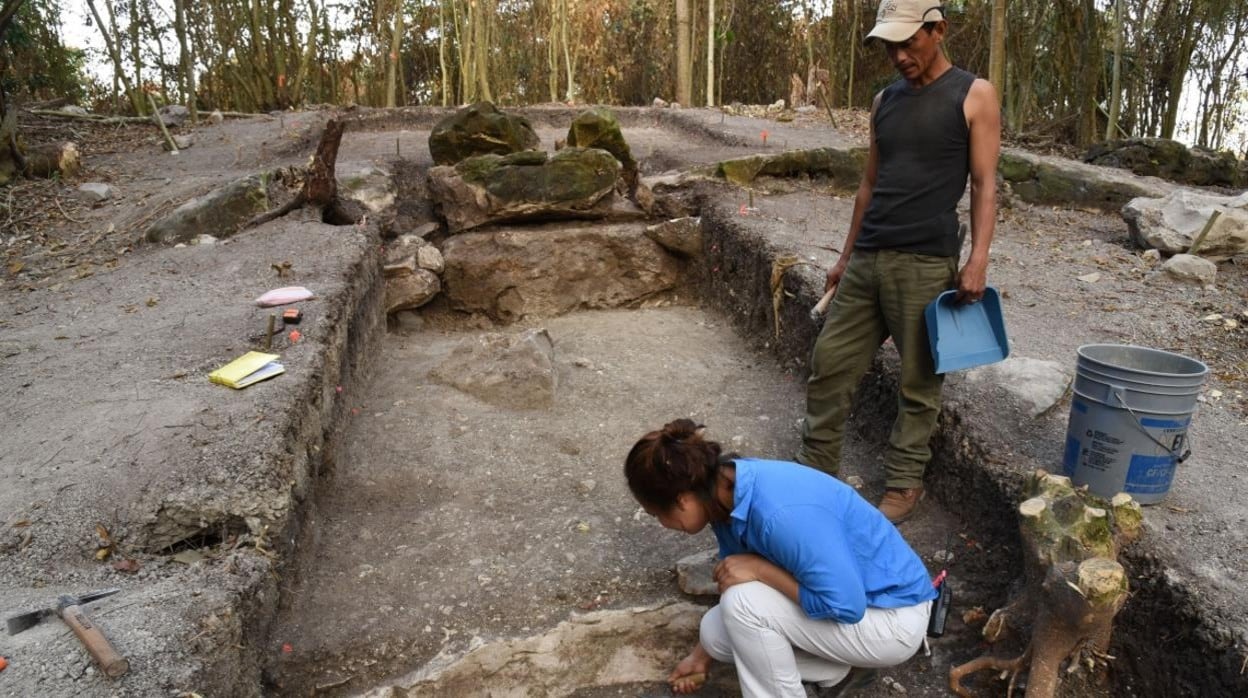 Excavación en el yacimiento maya de Aguada Fénix