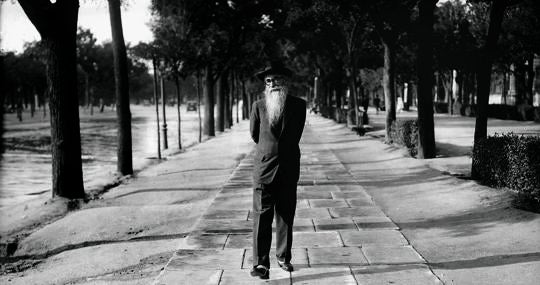 'Ramón María del Valle-Inclán paseando por Recoletos'. (Madrid 1930)