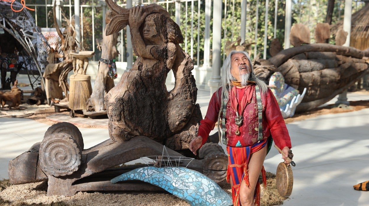 Kidlat Tahimit, durante la 'performance' en el Palacio de Cristal